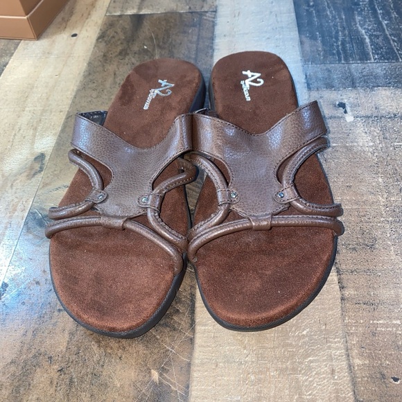 A2 by Aerosoles Brown sandals Women’s Size 9 Slip On, Faux Distressed Leather - Picture 3 of 15